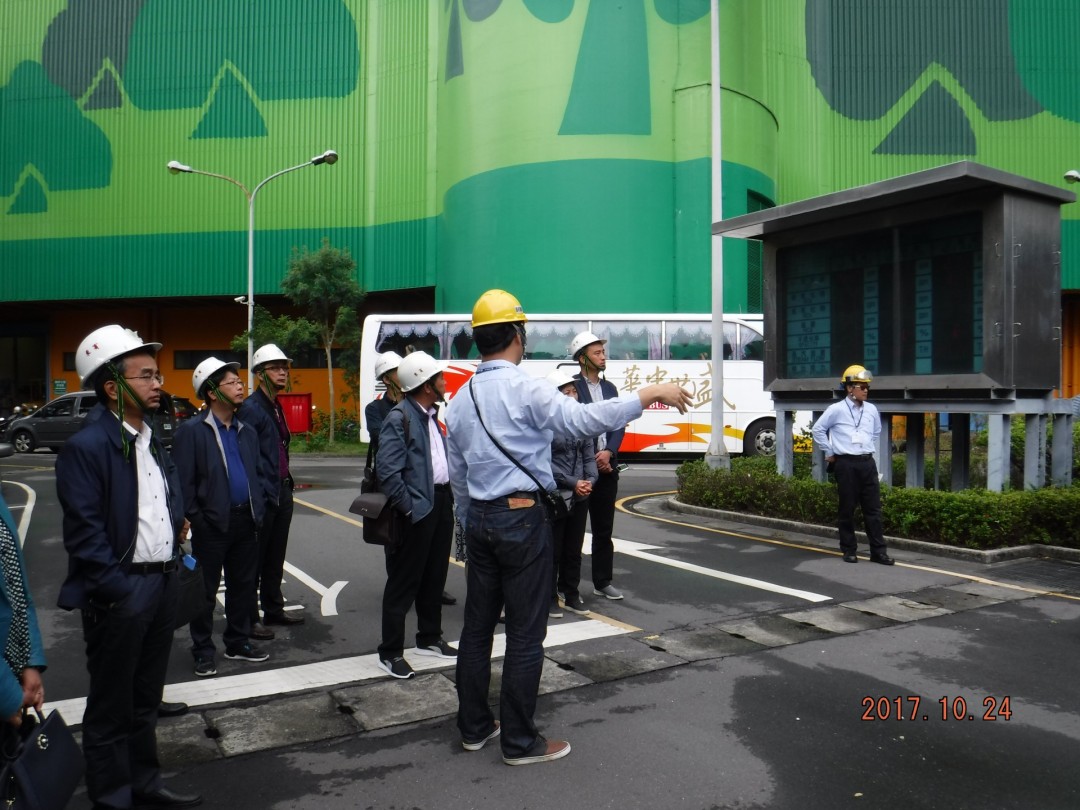 現場參觀-廢氣監測看板 