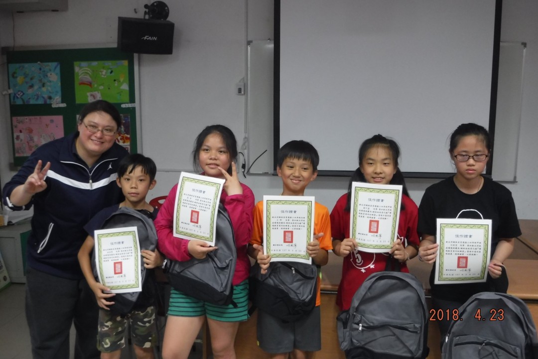 頒發優良作品獎狀及獎品