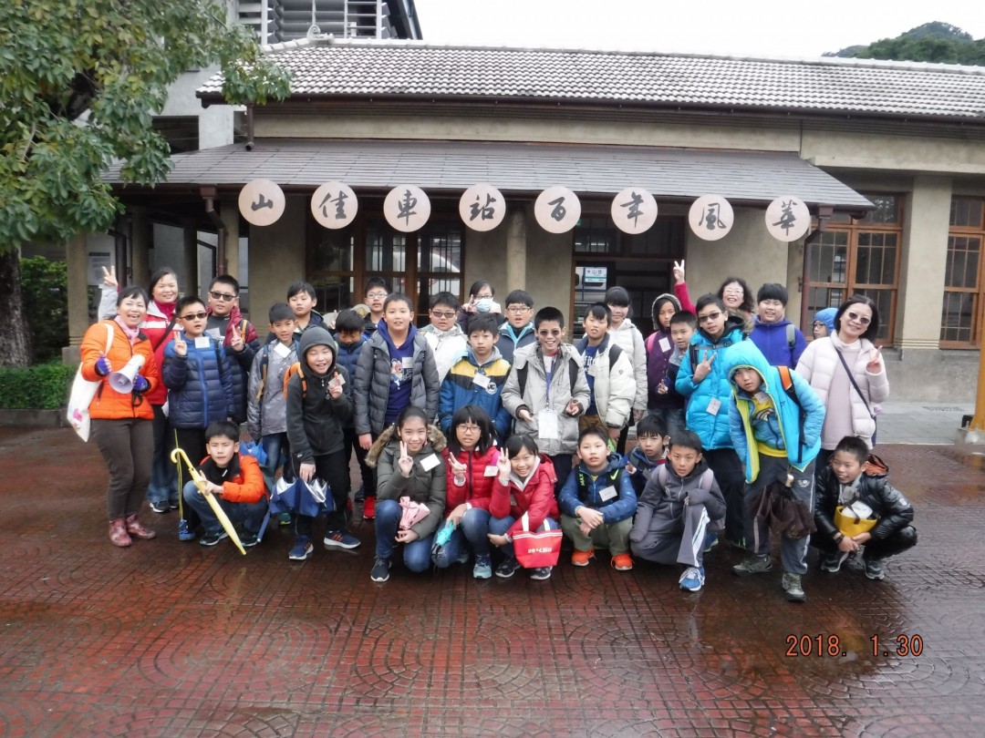 學童們於山佳車站導覽結束後合影
