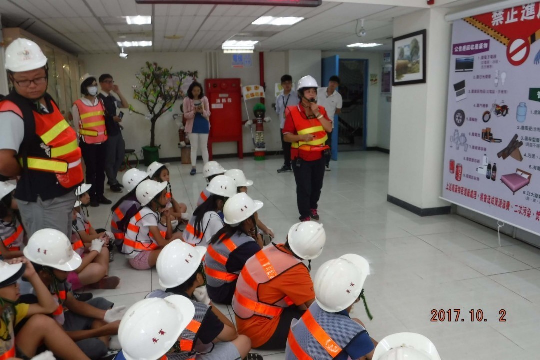 廢棄物回收講解中