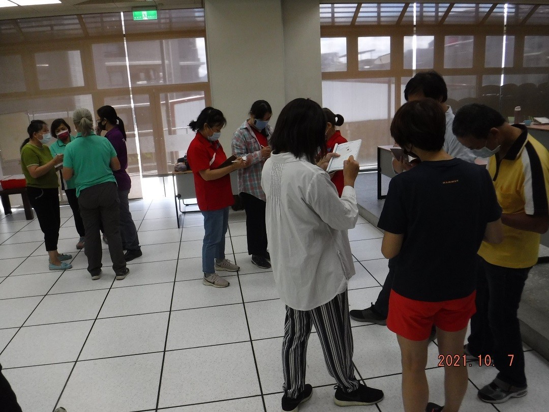 學員分組討論大地遊戲設計