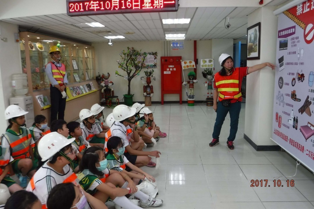 廢棄物回收講解中